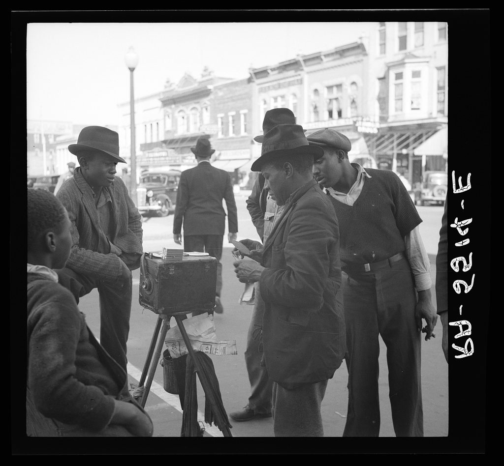 Stará fotografie mužů s fotoaparátem